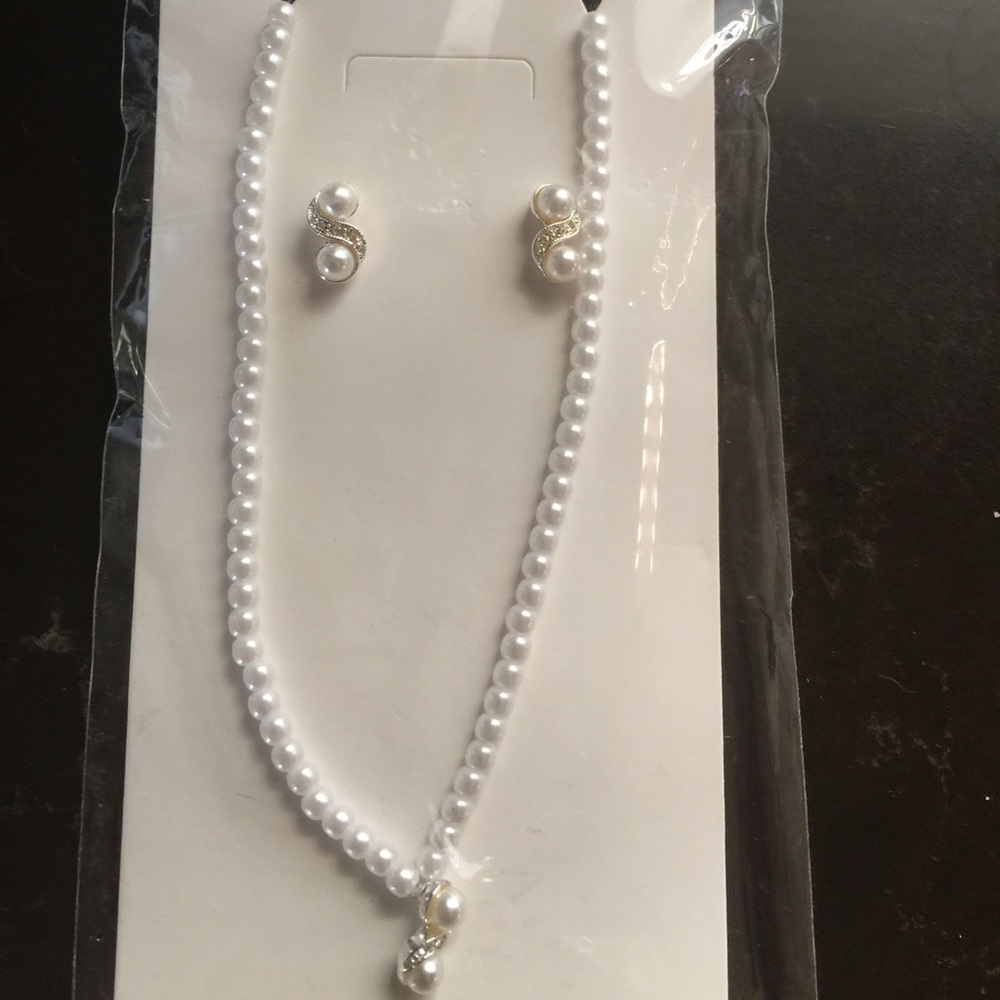 Charlestone faux‎ pearls necklace & earrings set